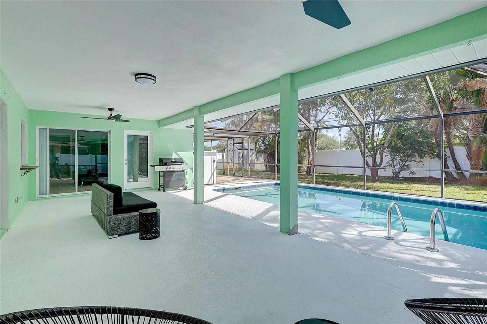 Image 33 of 47 For 238 Grove Avenue