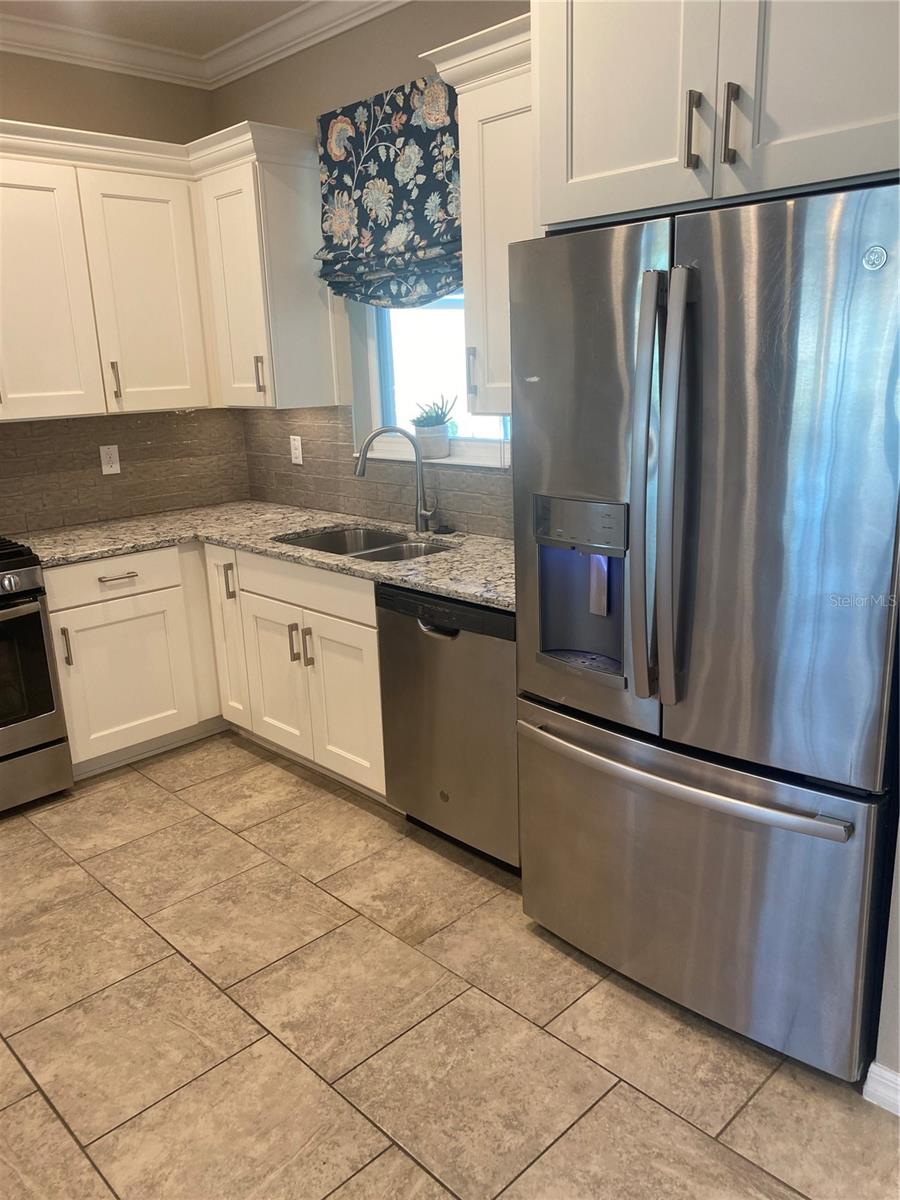 Image 19 of 35 For 9839 99th Loop