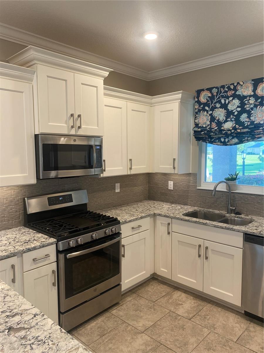 Image 21 of 35 For 9839 99th Loop