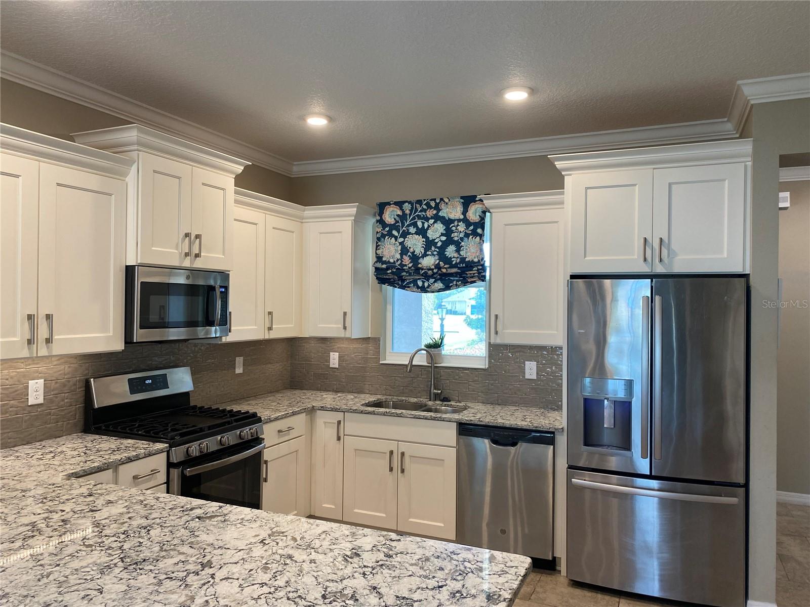 Image 8 of 35 For 9839 99th Loop