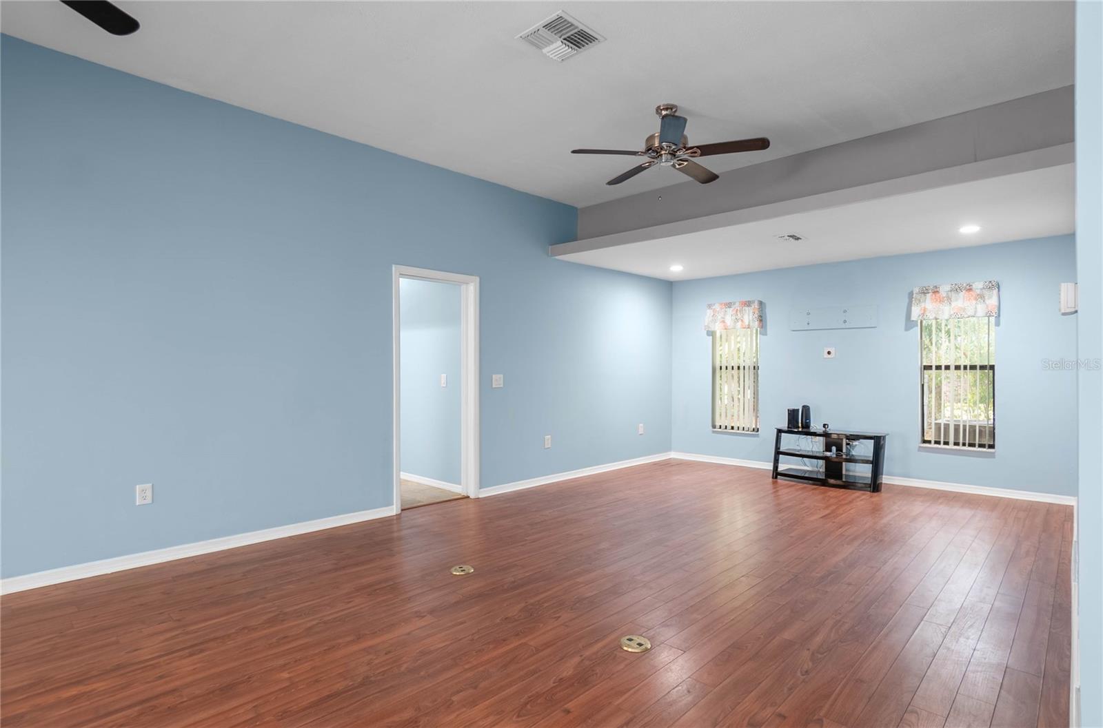 Listing photo id 8 for 3642 Foxwood Lane