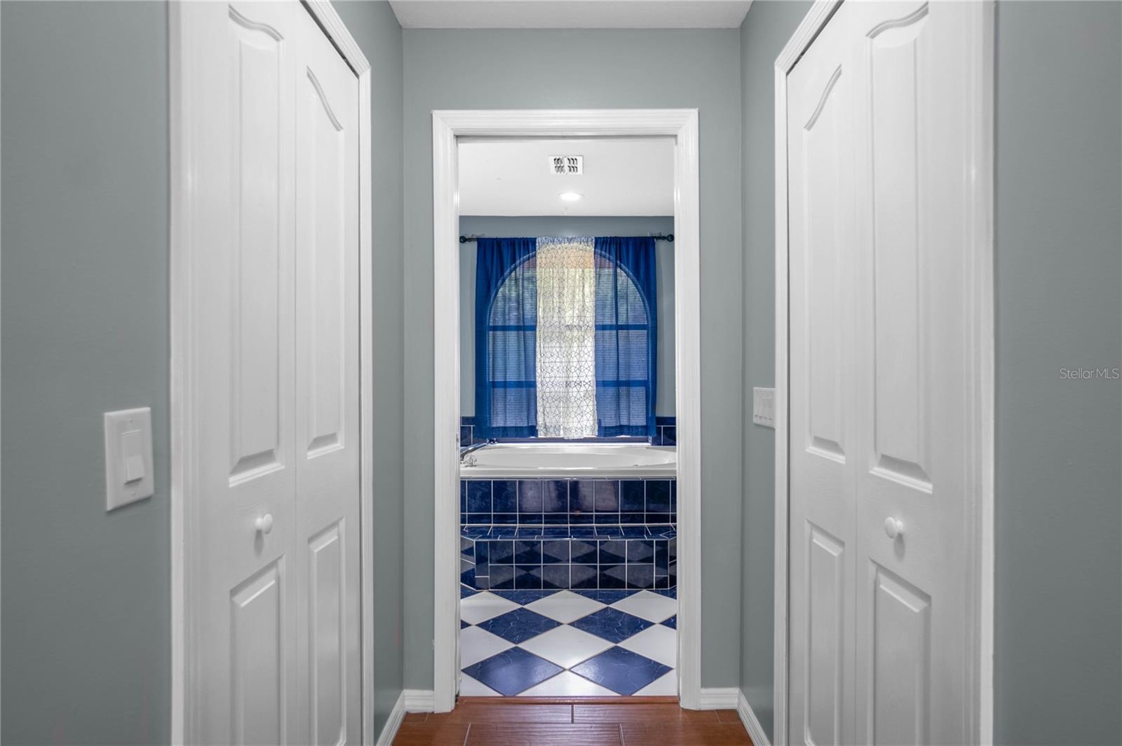 Listing photo id 13 for 3642 Foxwood Lane