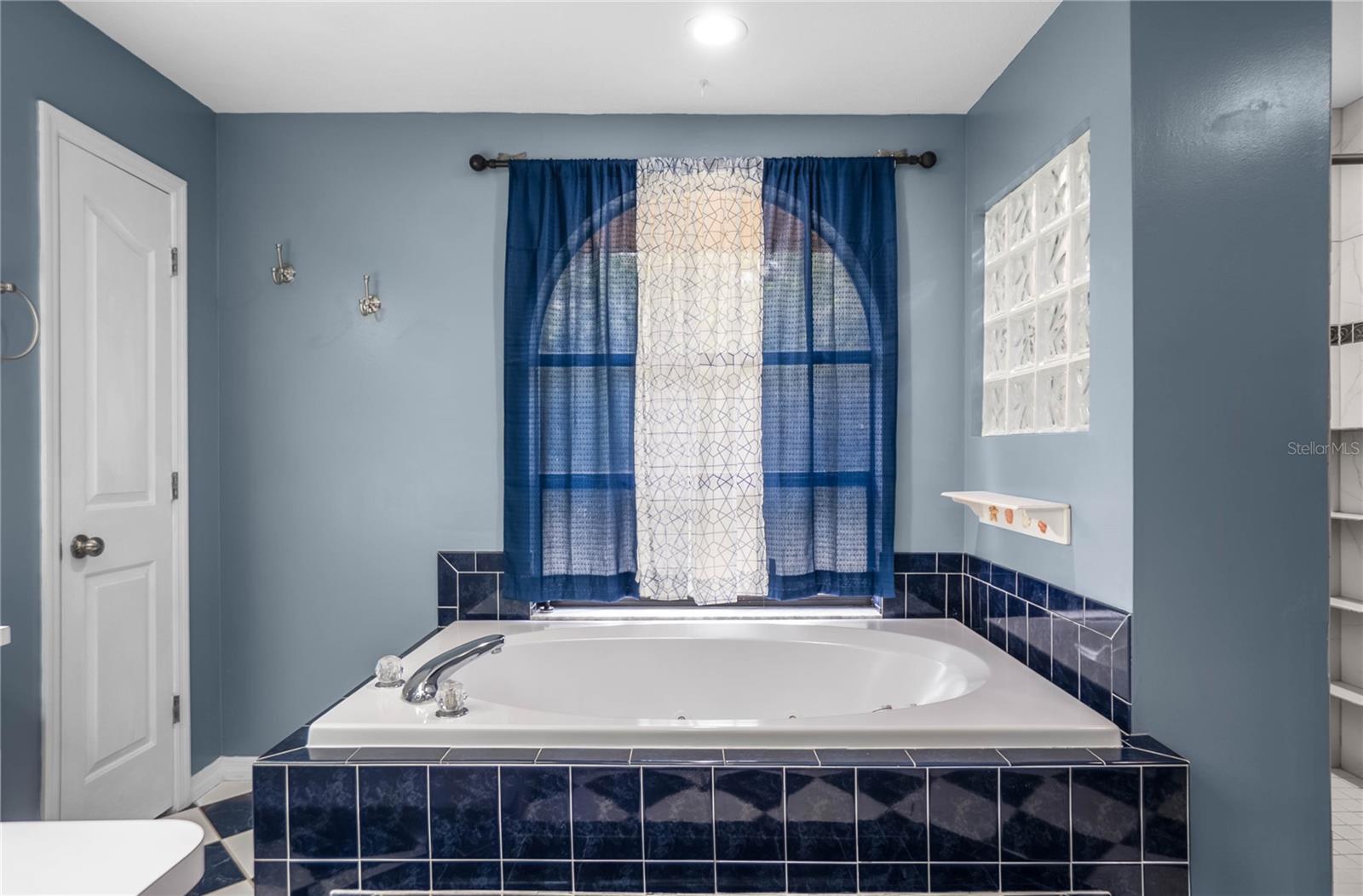 Listing photo id 14 for 3642 Foxwood Lane