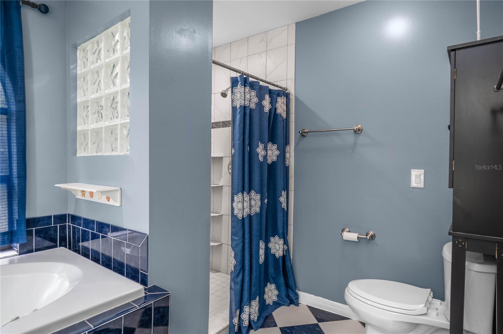 Listing photo id 15 for 3642 Foxwood Lane