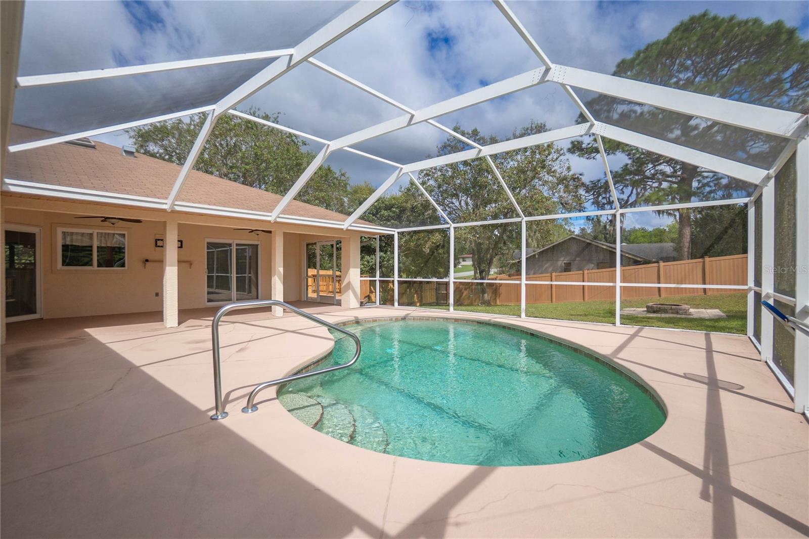 Listing photo id 0 for 3642 Foxwood Lane