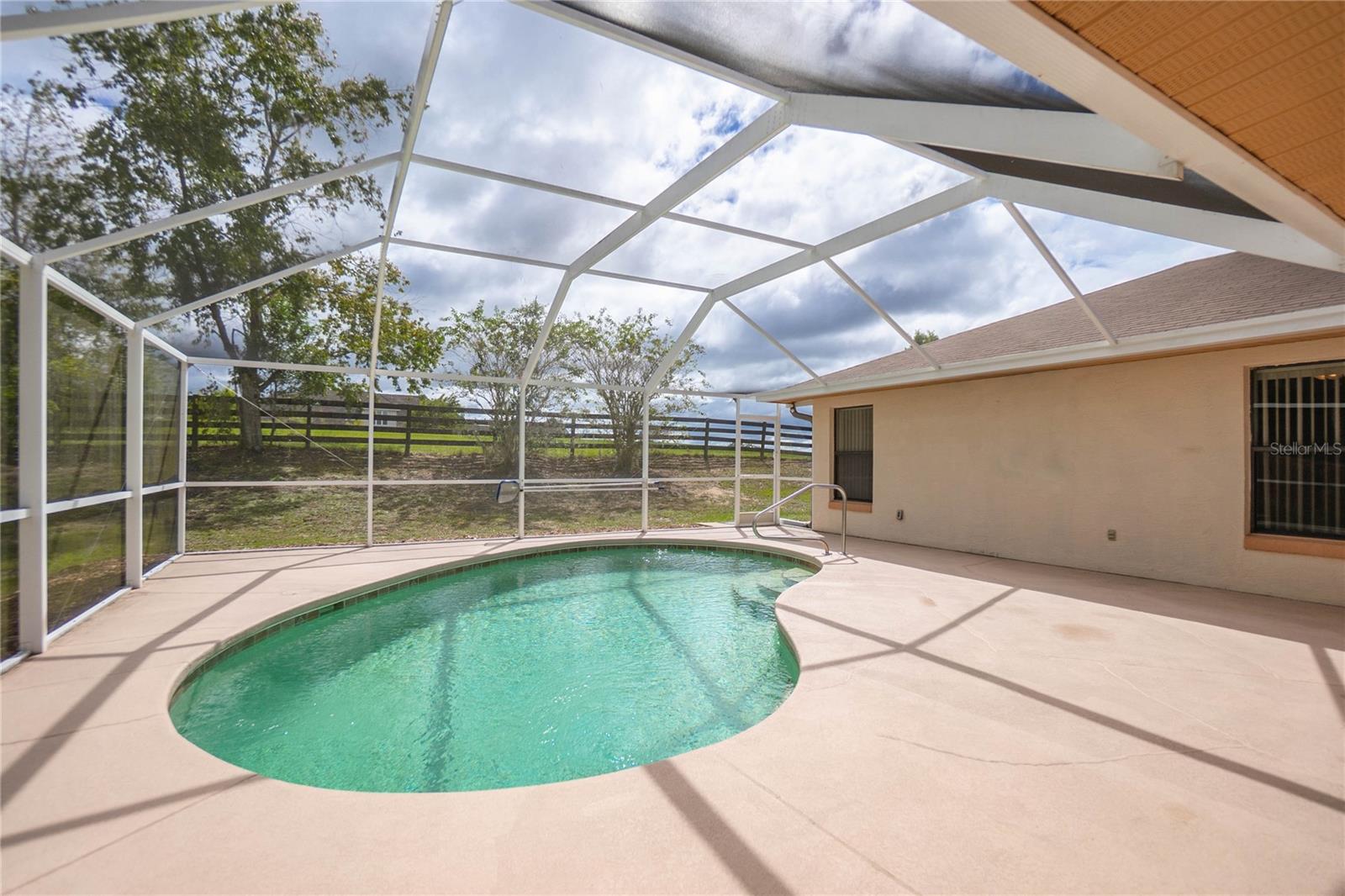 Listing photo id 30 for 3642 Foxwood Lane