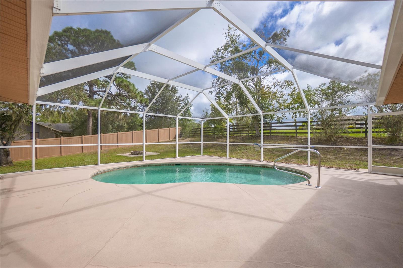 Listing photo id 31 for 3642 Foxwood Lane