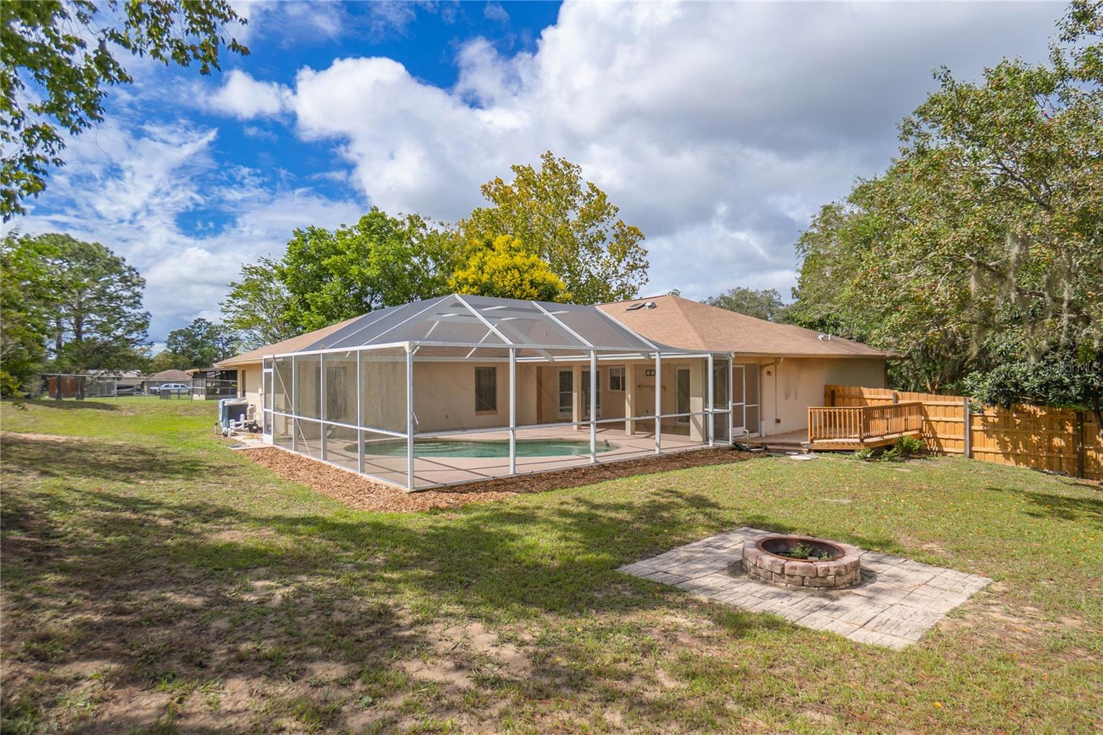 Listing photo id 35 for 3642 Foxwood Lane