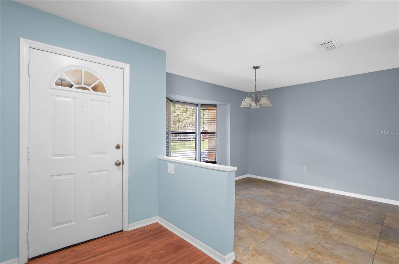 Listing photo id 2 for 3642 Foxwood Lane