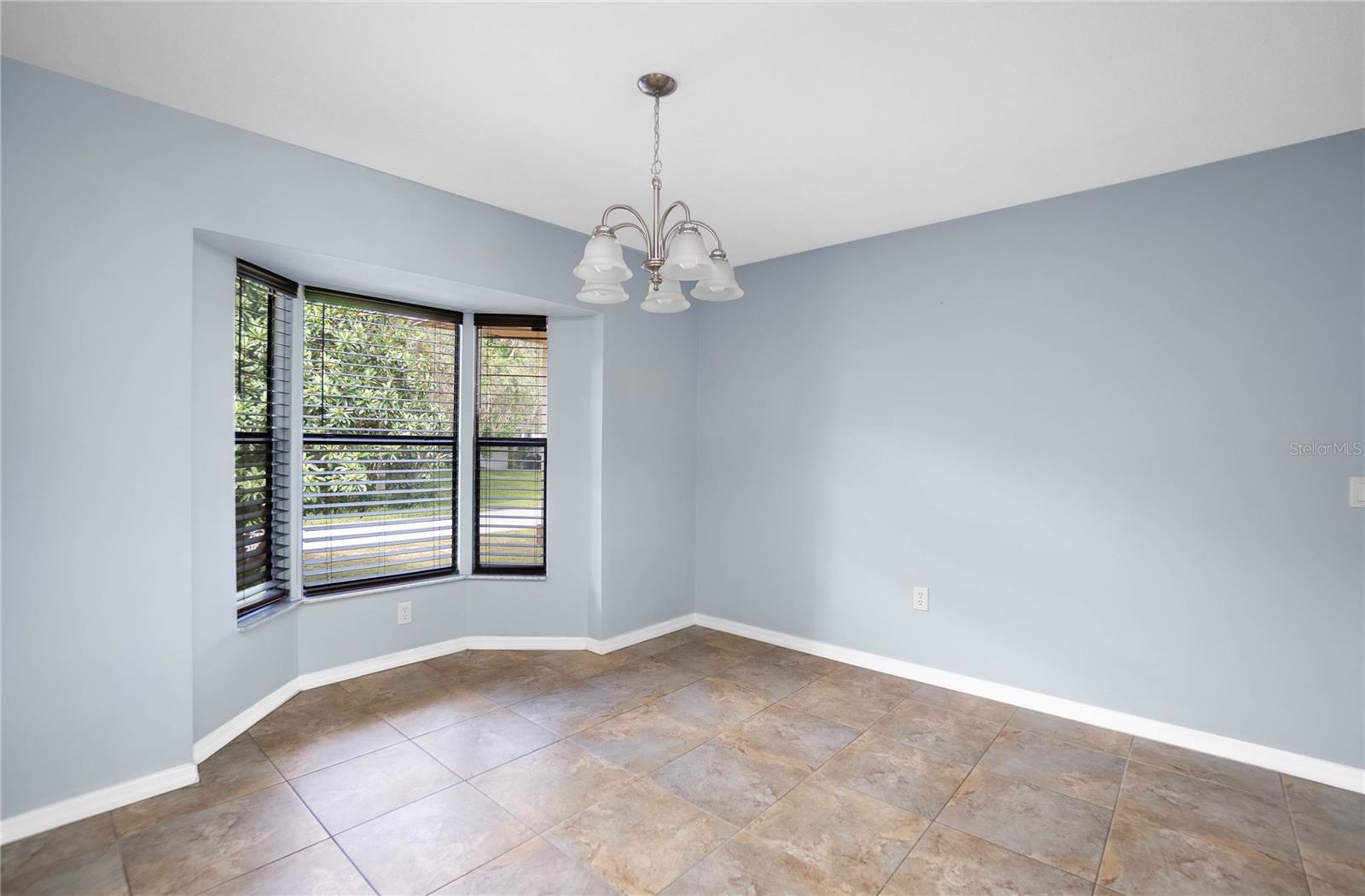 Listing photo id 3 for 3642 Foxwood Lane