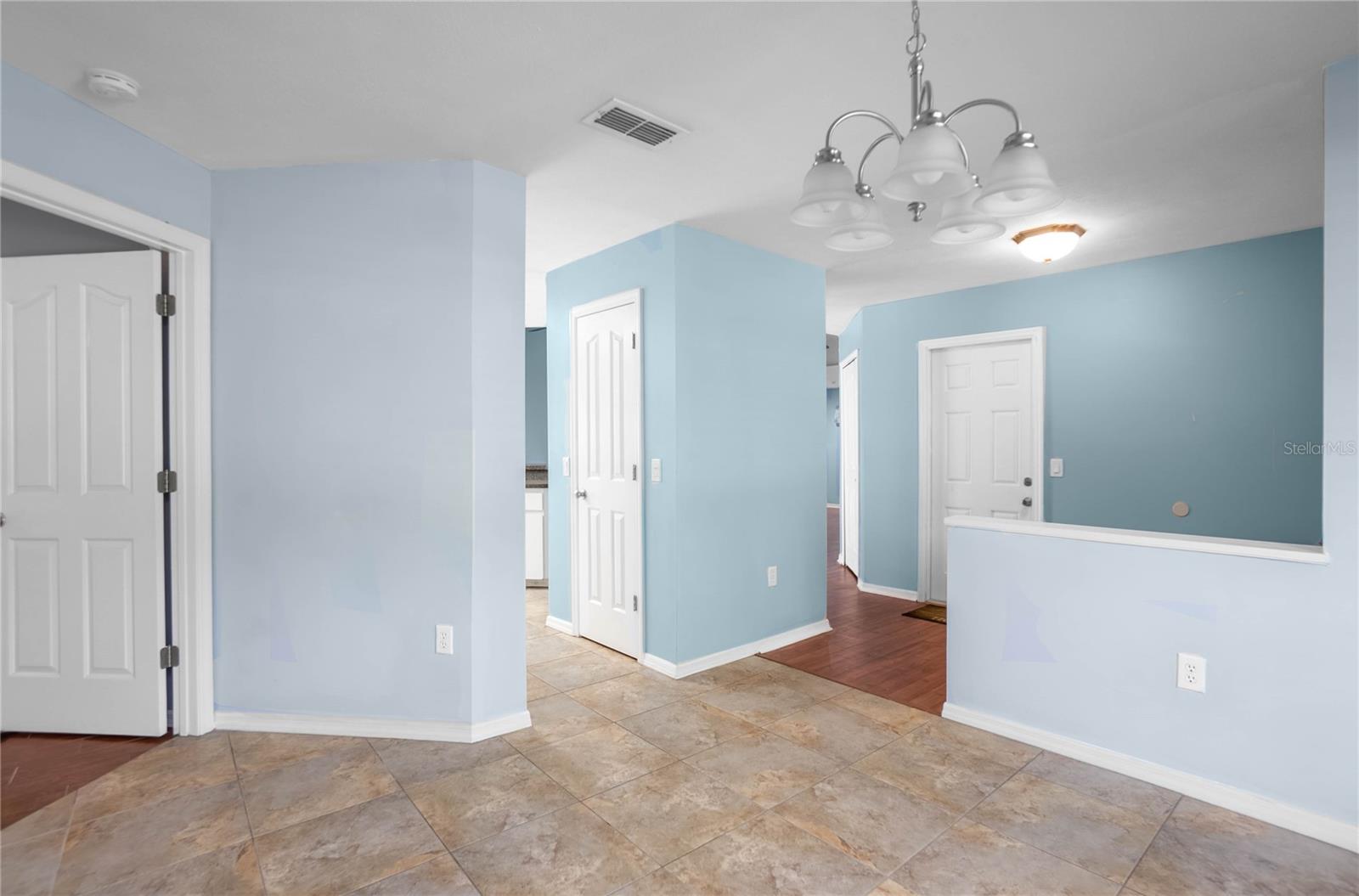 Listing photo id 4 for 3642 Foxwood Lane