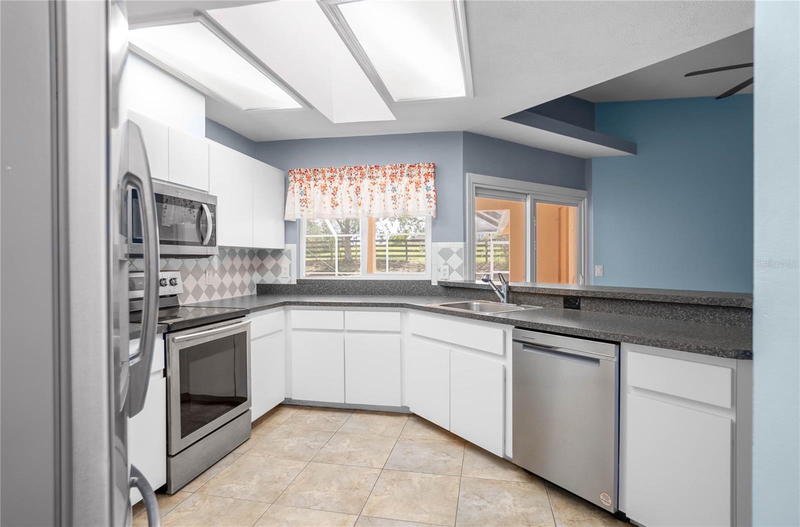 Listing photo id 6 for 3642 Foxwood Lane