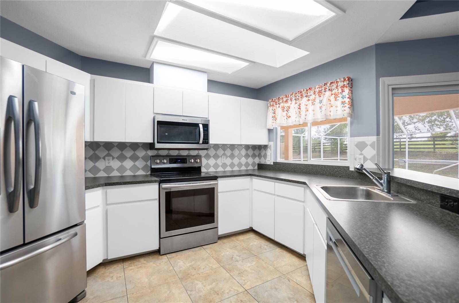 Listing photo id 7 for 3642 Foxwood Lane