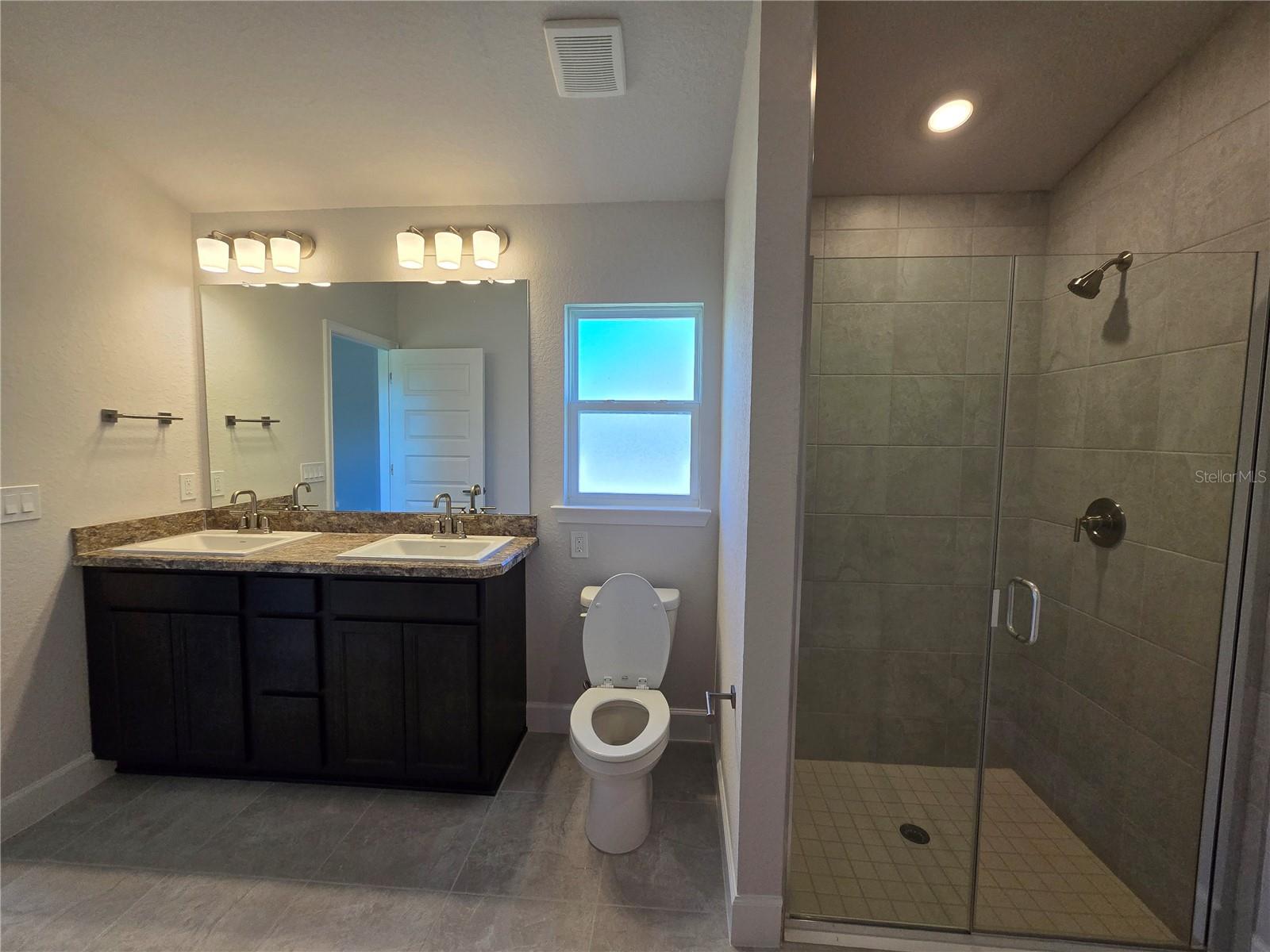 Image 27 of 46 For 439 Twisted Oaks Drive