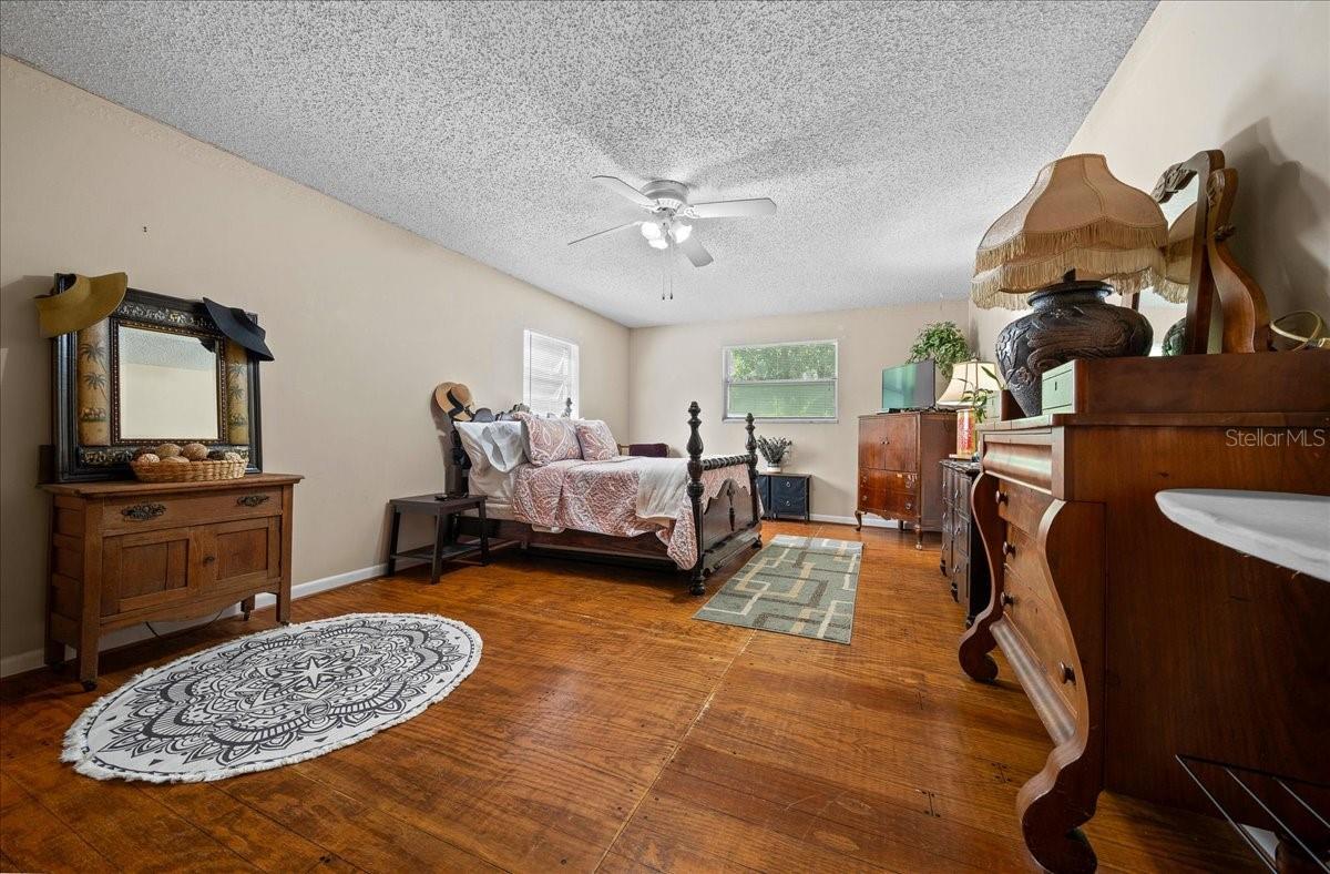 Image 21 of 84 For 430 43rd Place