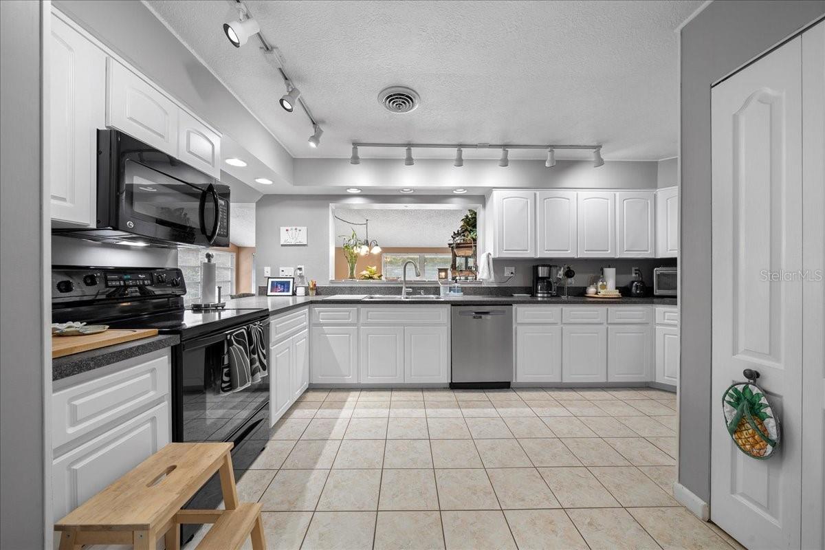 Image 40 of 84 For 430 43rd Place