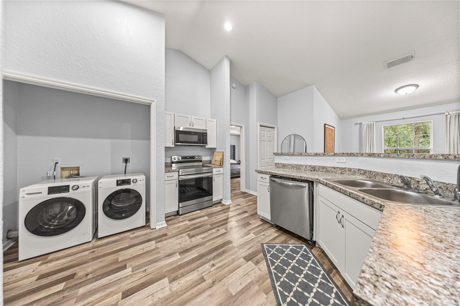 Image 15 of 33 For 15888 152nd Avenue