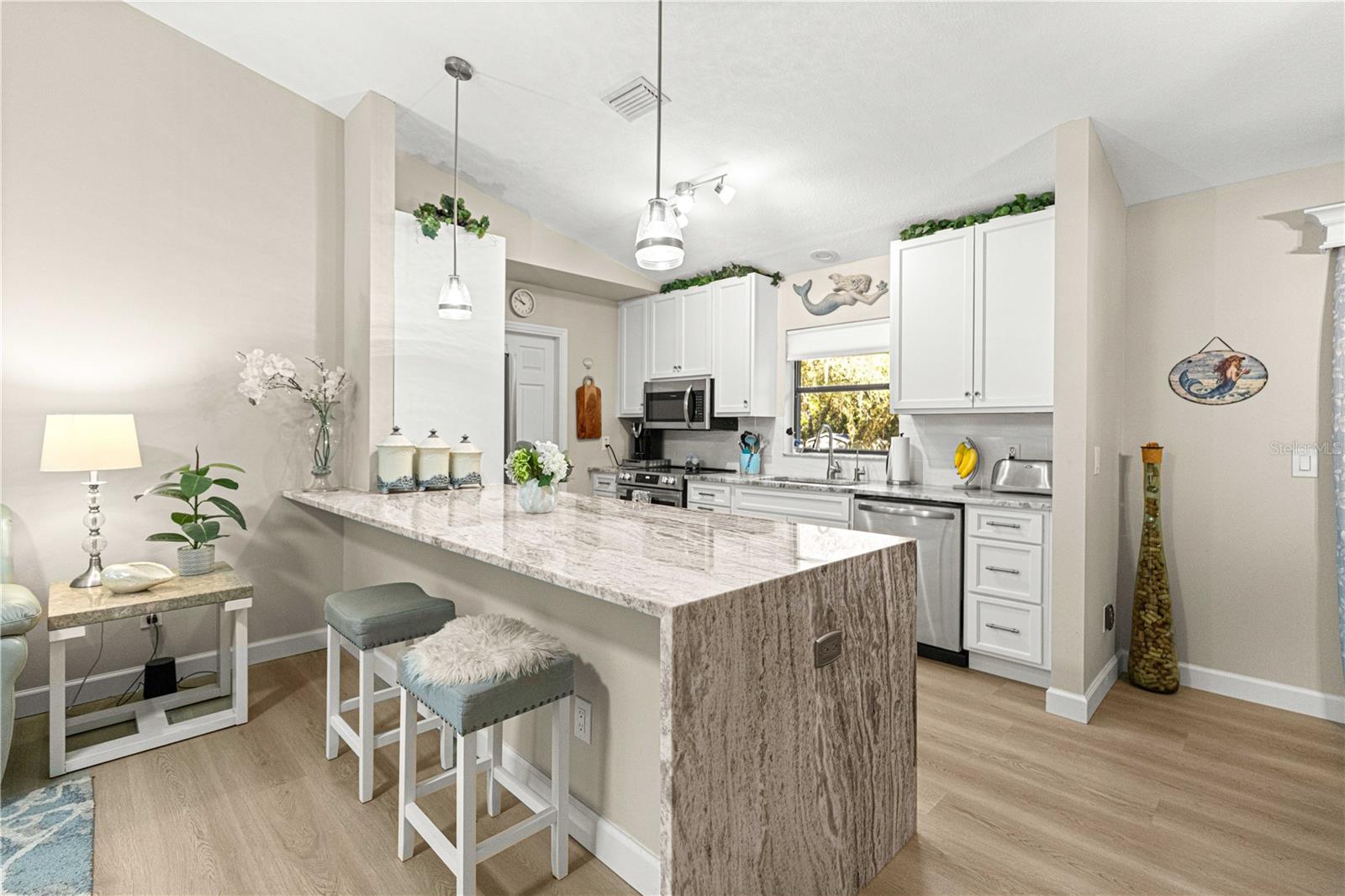 Image 4 of 53 For 1155 Bismark Street