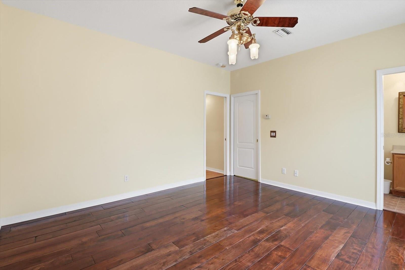 Image 31 of 48 For 24 Livingstone Daisy Court 12