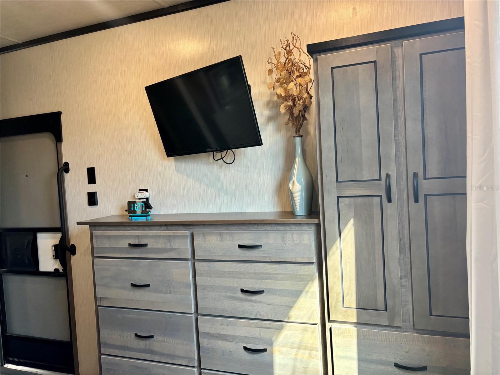 Image 29 of 36 For 3259 102nd Avenue Road