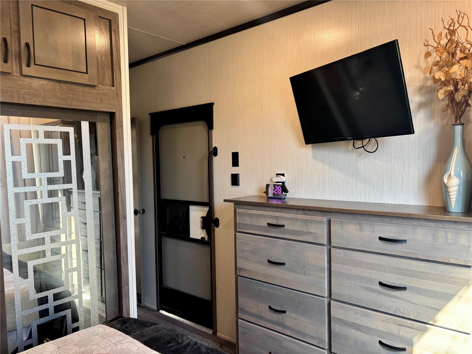 Image 31 of 36 For 3259 102nd Avenue Road