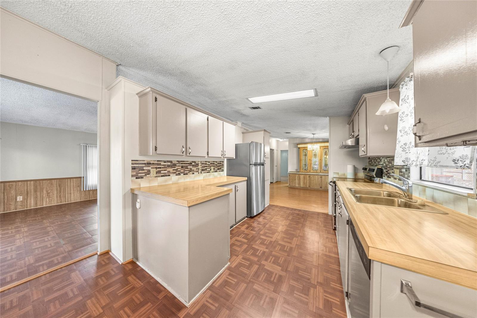 Image 11 of 39 For 6366 84th Lane