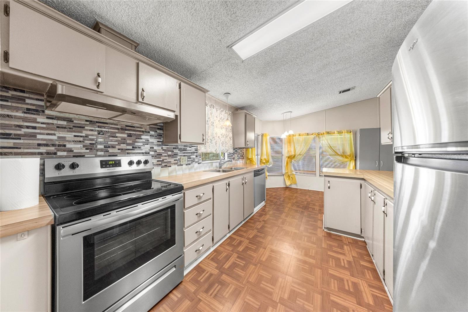 Image 6 of 39 For 6366 84th Lane