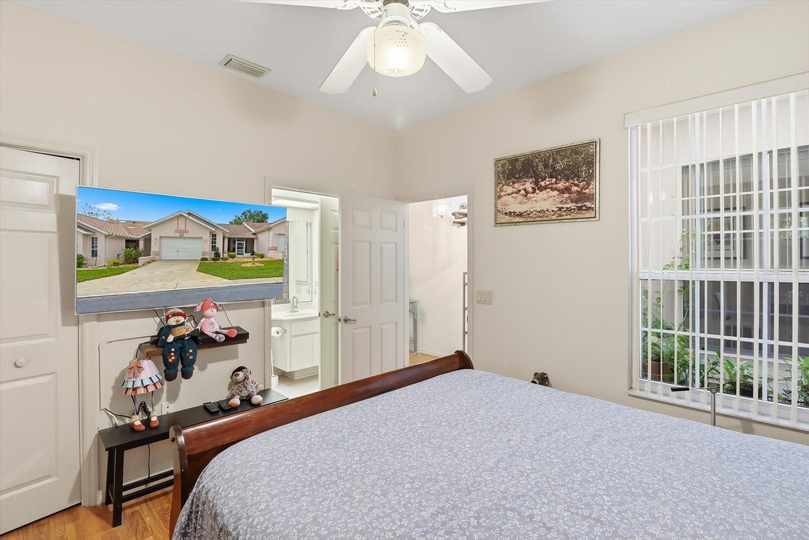 Listing photo id 14 for 6812 Queensbury Lane