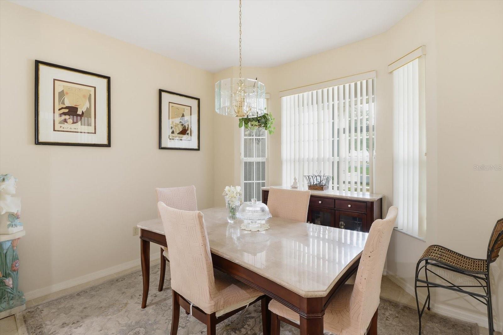 Listing photo id 5 for 6812 Queensbury Lane