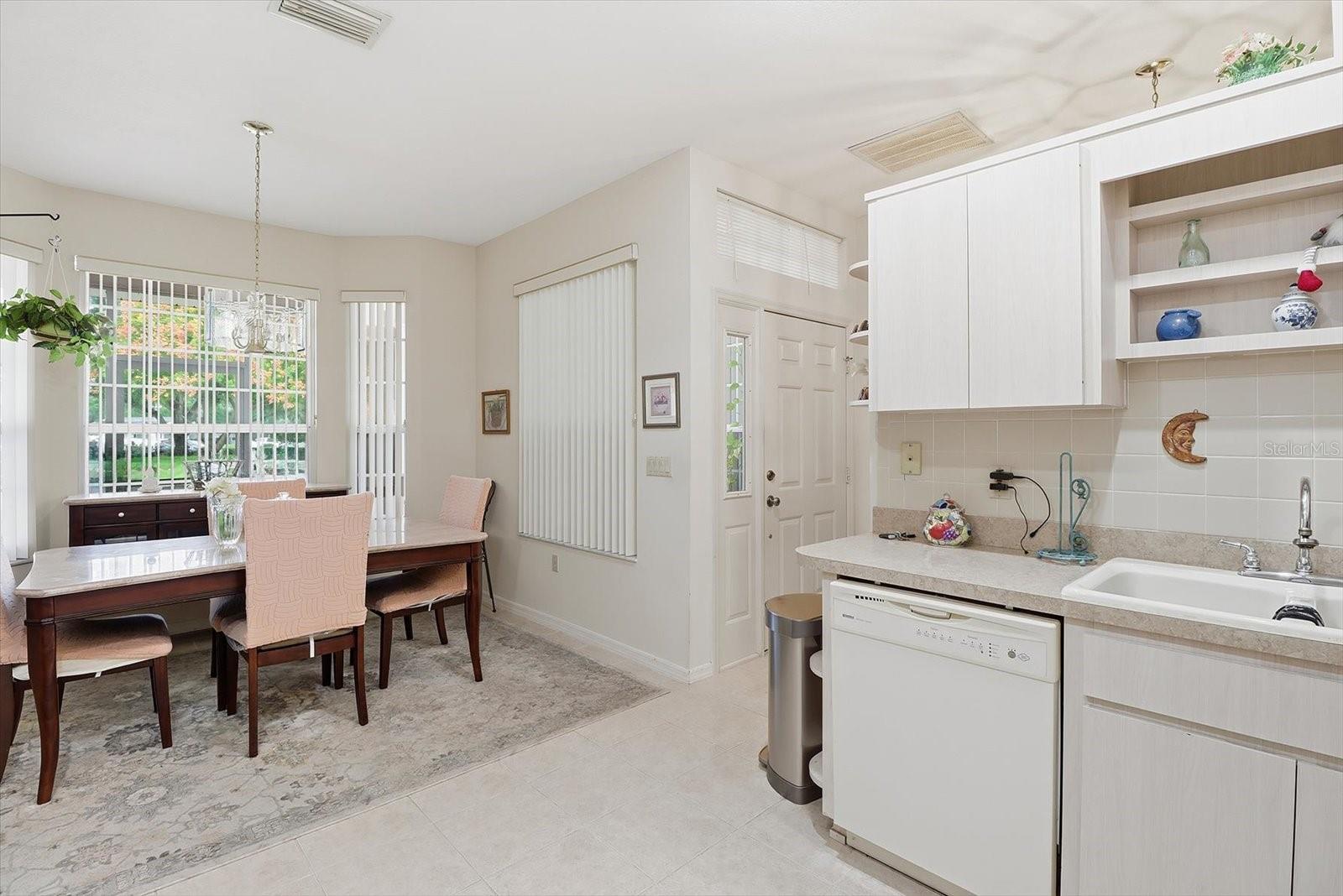 Listing photo id 6 for 6812 Queensbury Lane