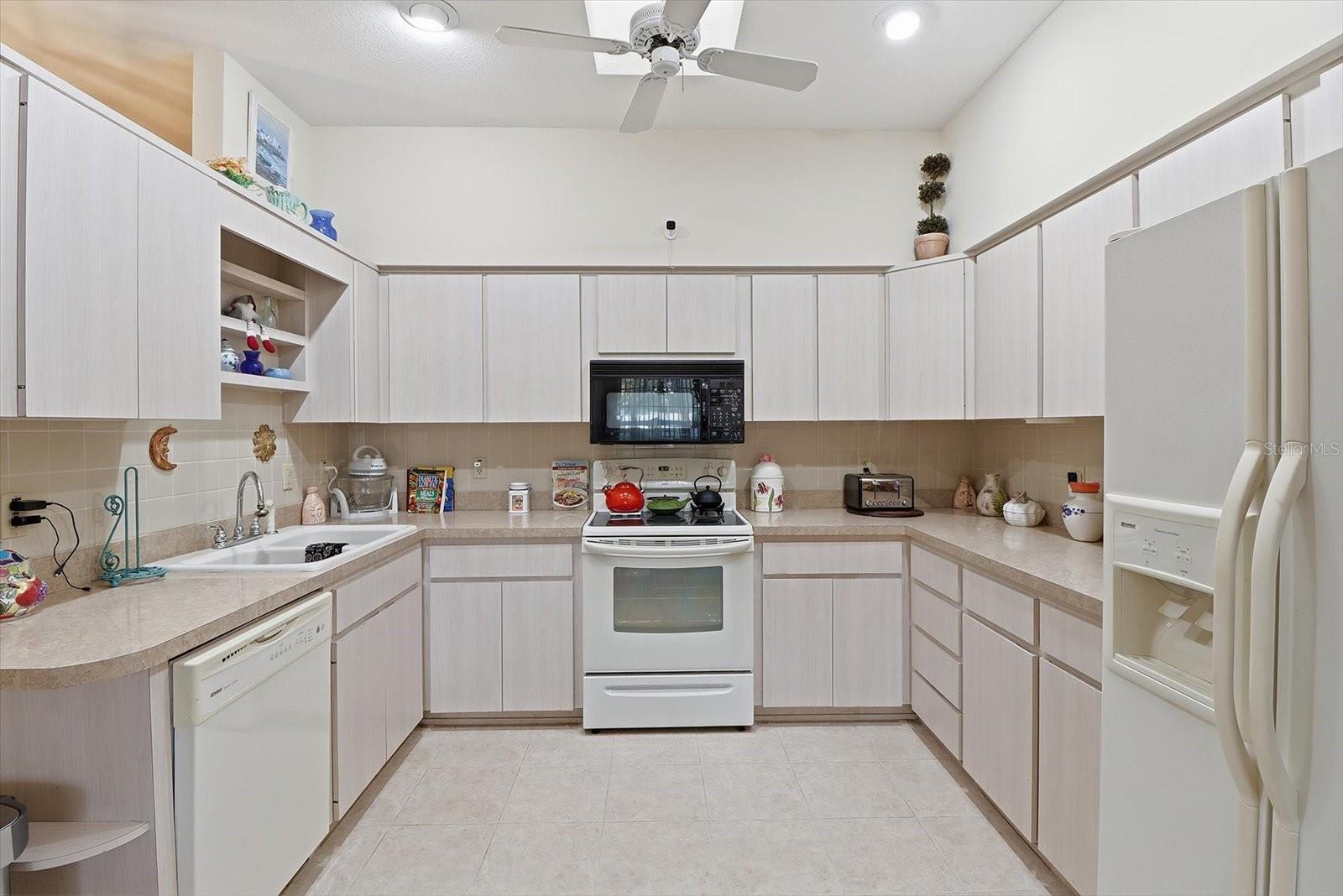 Listing photo id 7 for 6812 Queensbury Lane