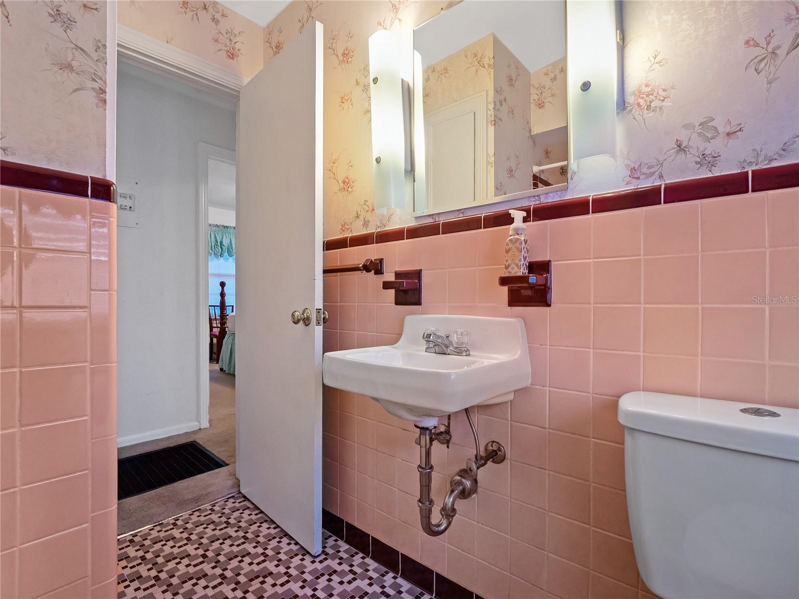 Listing photo id 13 for 1631 17th Street