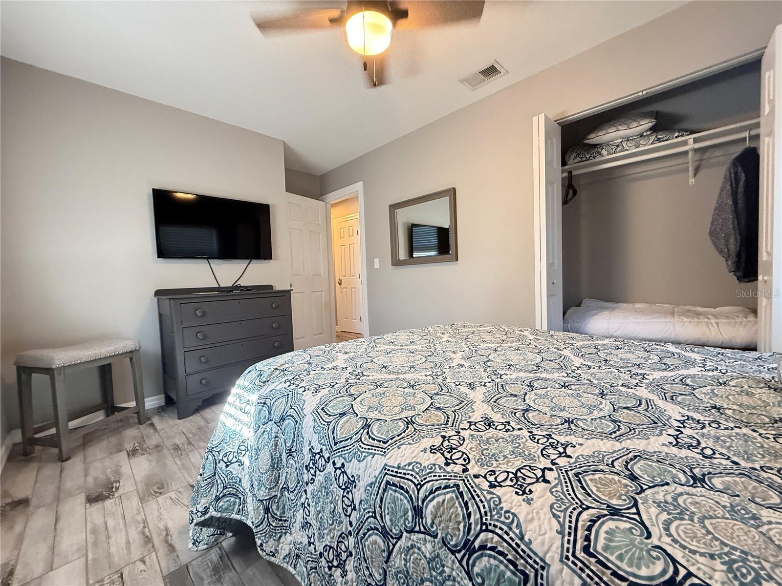 Listing photo id 13 for 6809 60th Street