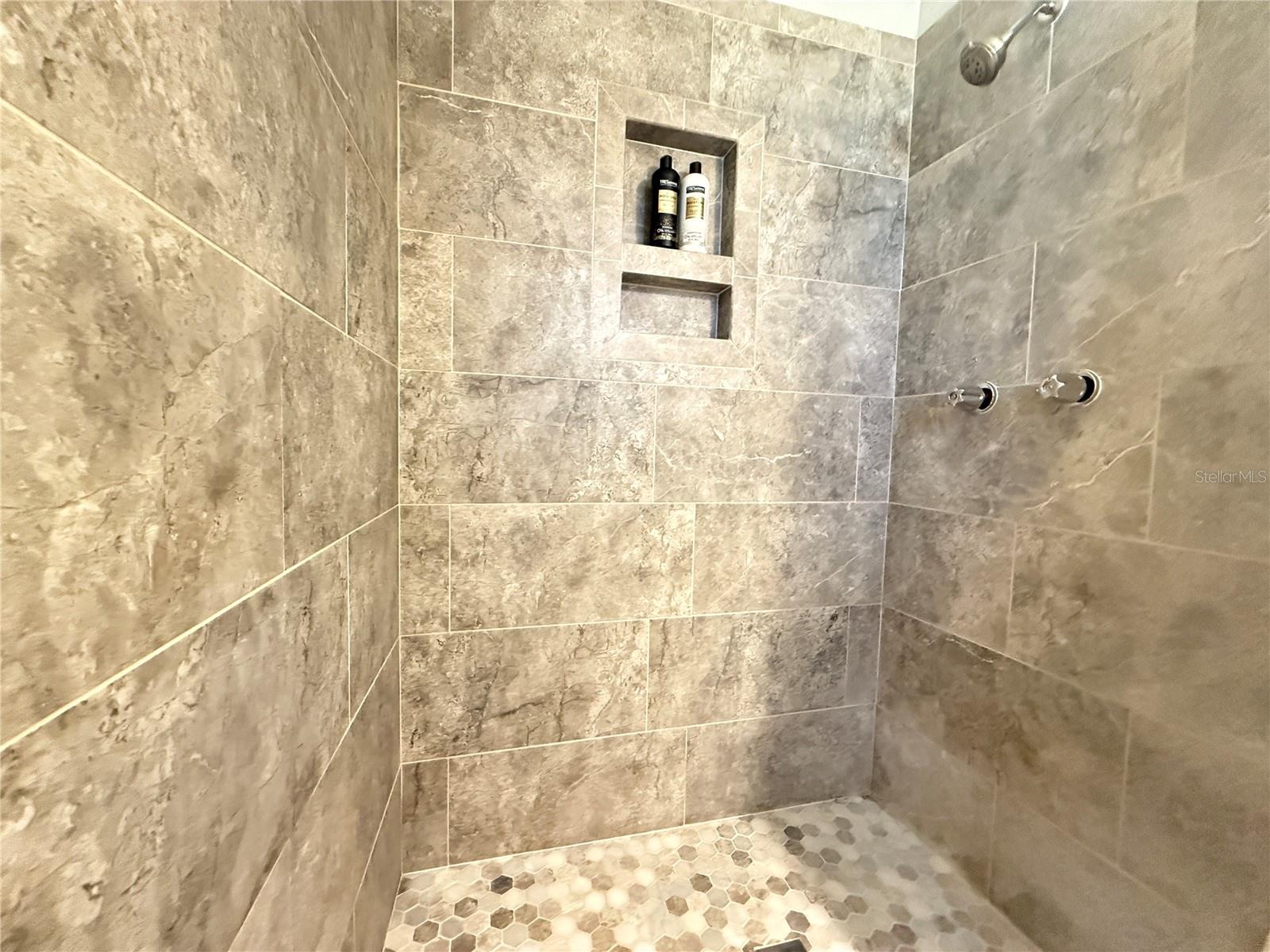 Listing photo id 20 for 6809 60th Street