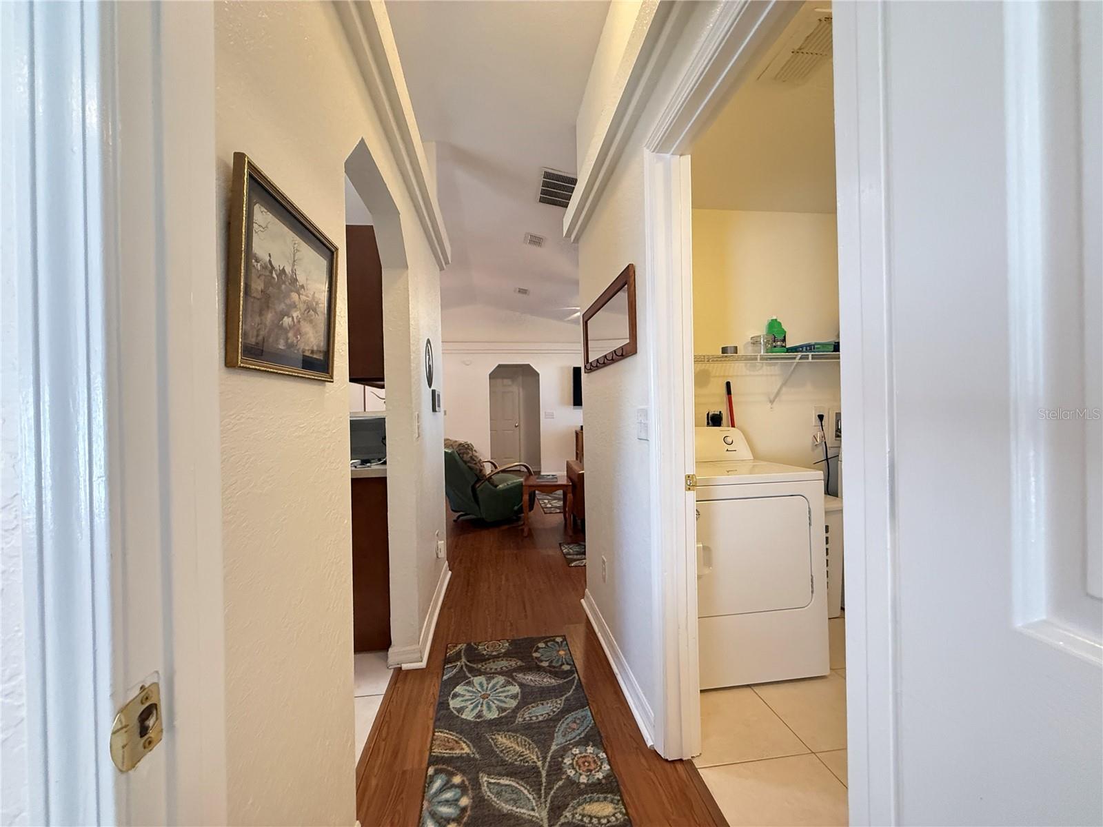 Listing photo id 11 for 6470 56th Terrace