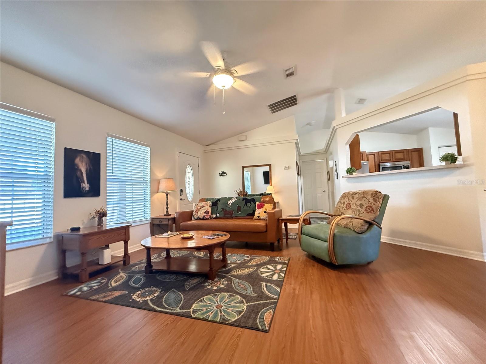 Listing photo id 2 for 6470 56th Terrace