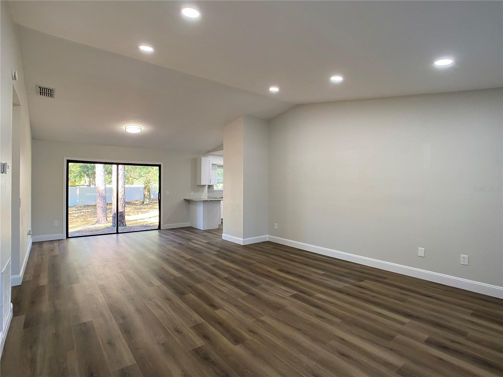 Image 18 of 39 For 18 Midway Court