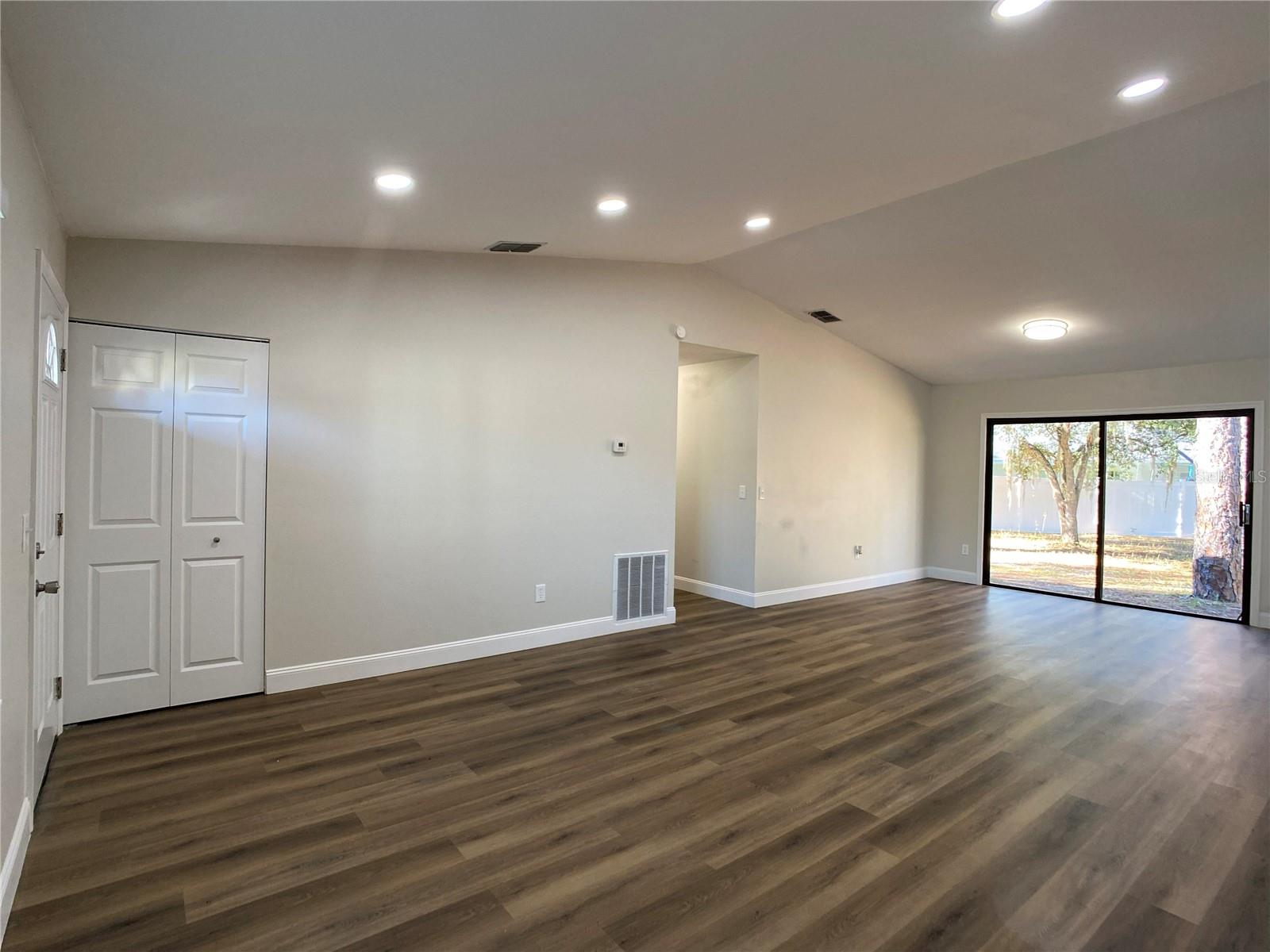 Image 19 of 39 For 18 Midway Court