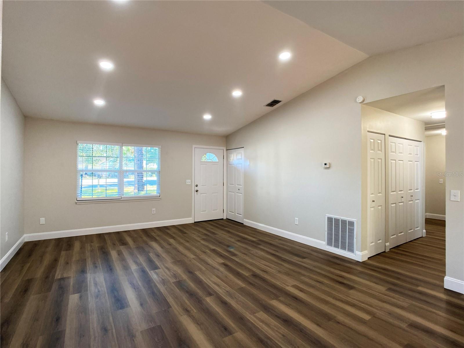 Image 20 of 39 For 18 Midway Court