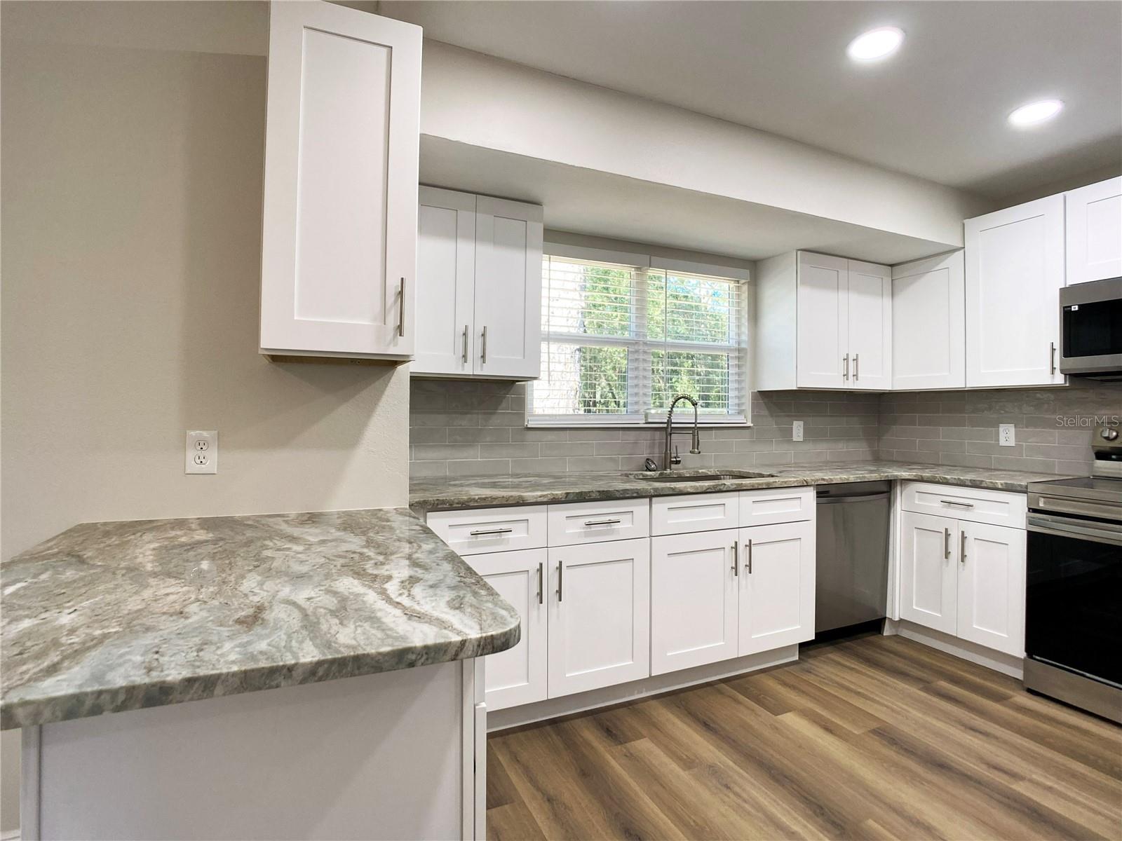 Image 23 of 39 For 18 Midway Court