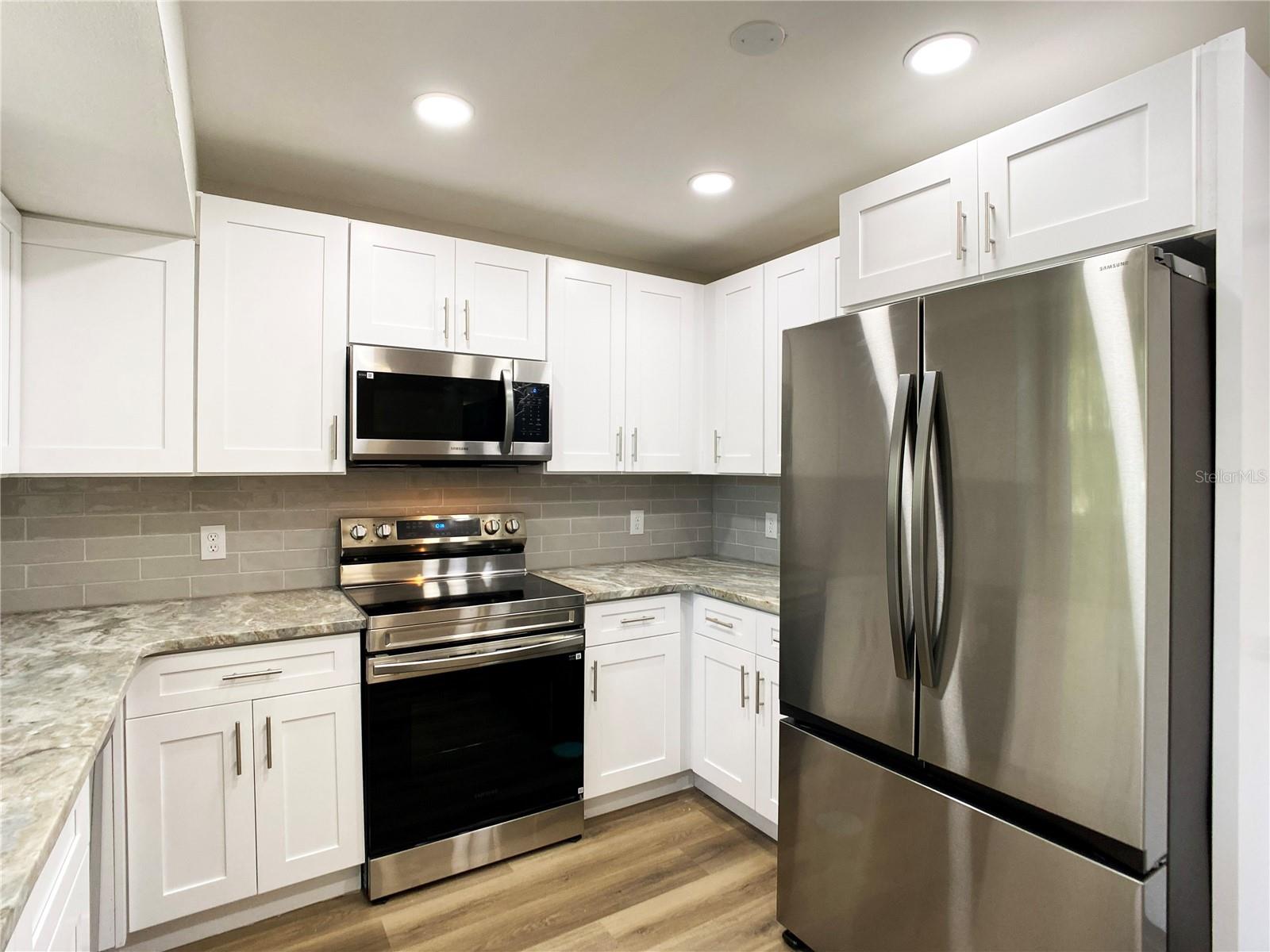 Image 24 of 39 For 18 Midway Court