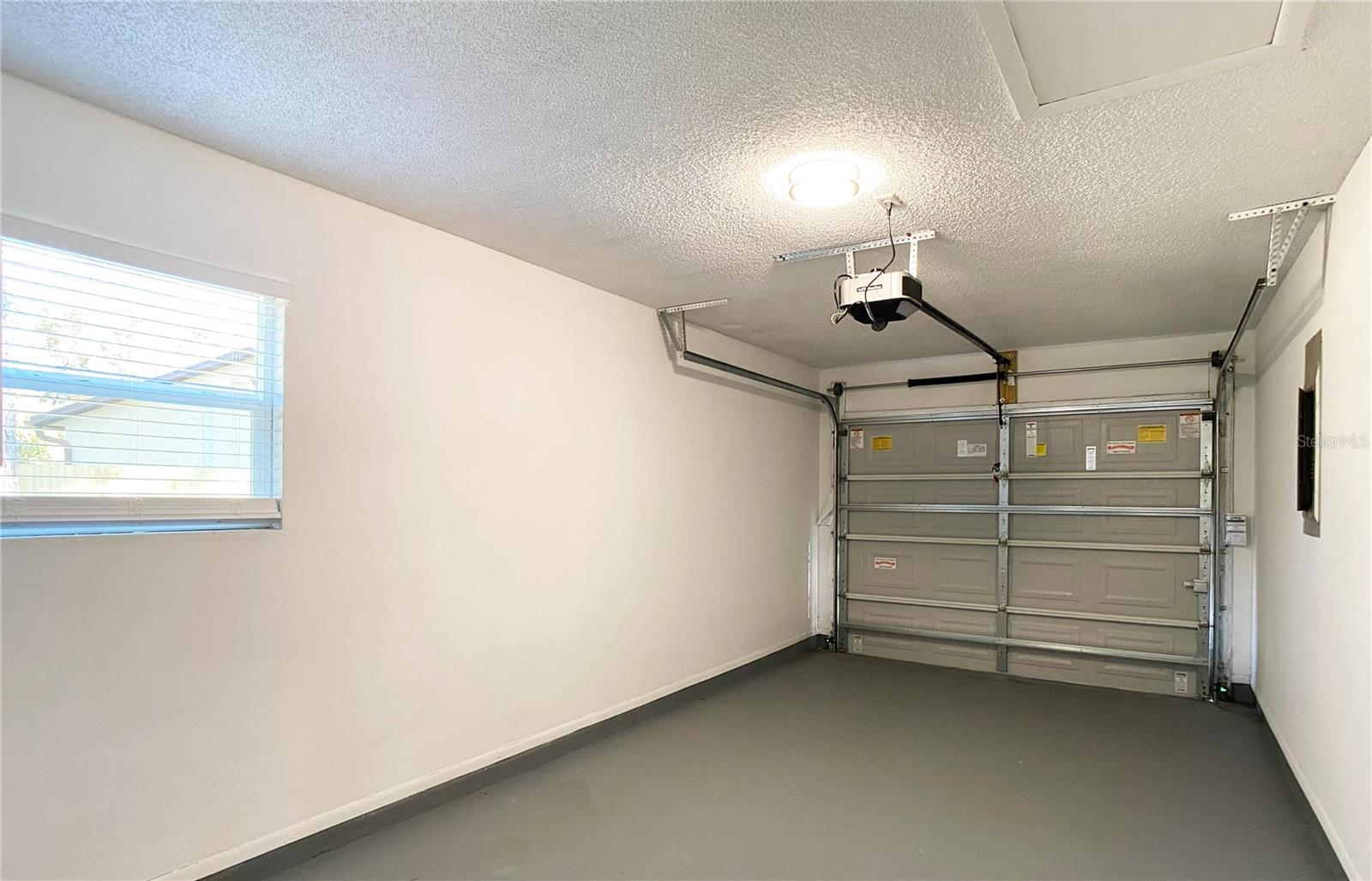 Image 25 of 39 For 18 Midway Court