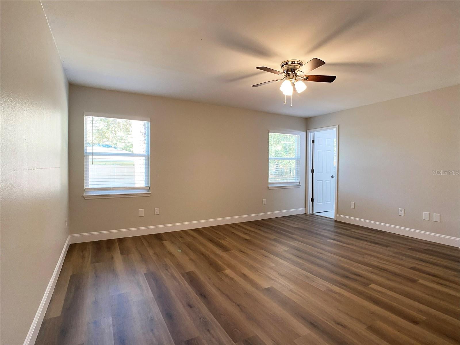 Image 33 of 39 For 18 Midway Court