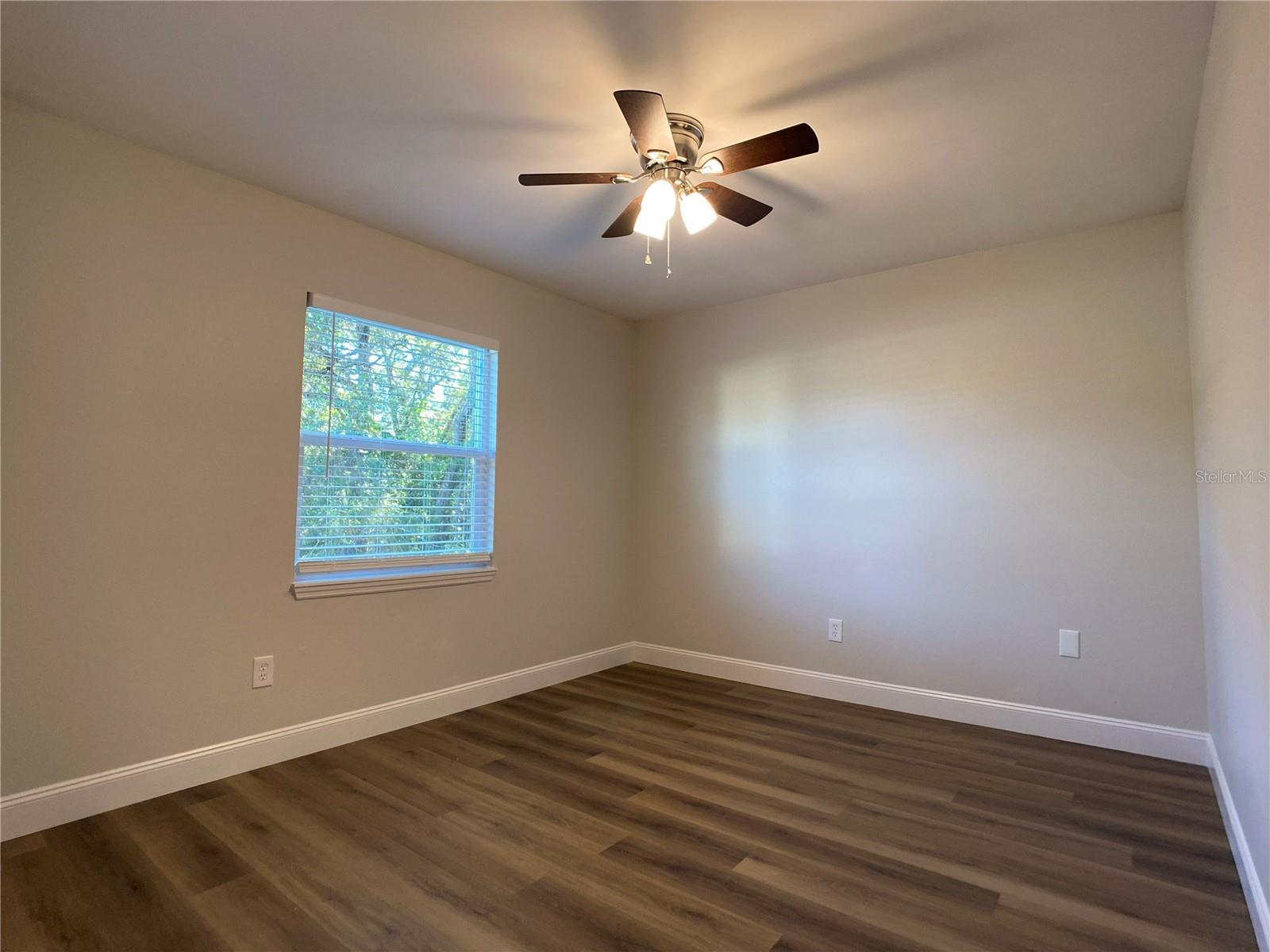 Image 36 of 39 For 18 Midway Court