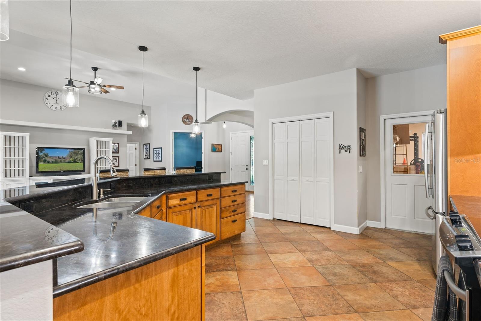 Listing photo id 12 for 5633 Nobis Circle
