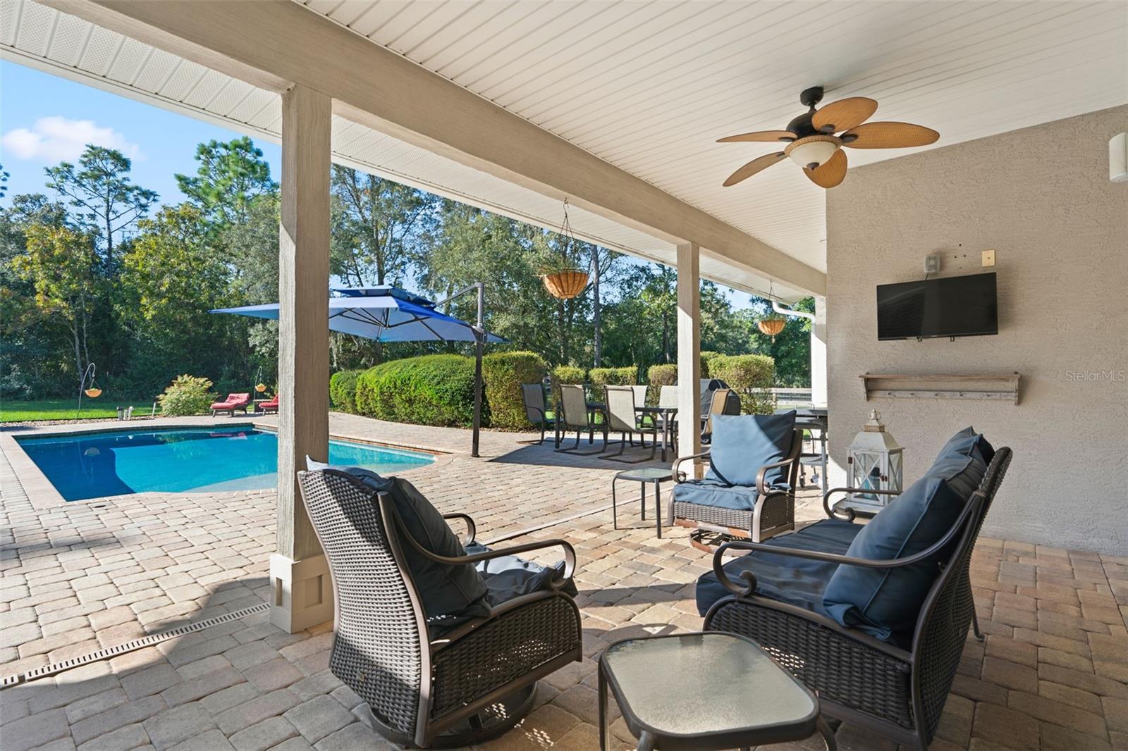 Listing photo id 16 for 5633 Nobis Circle