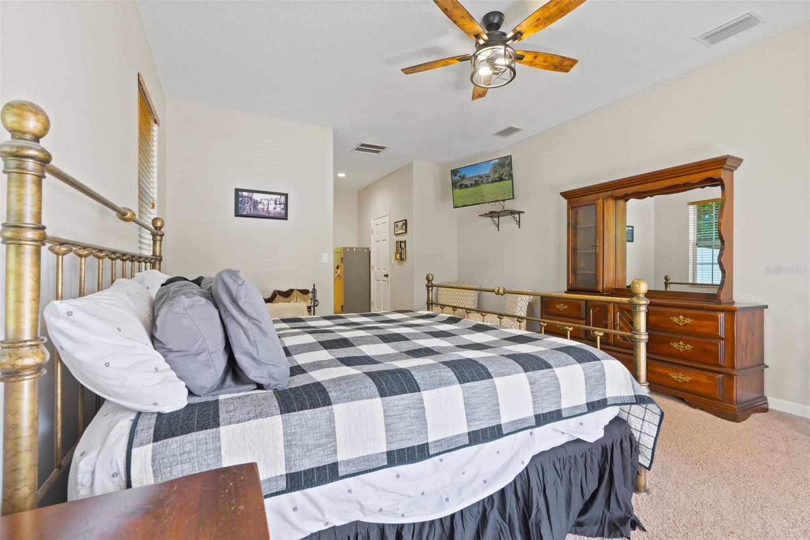 Listing photo id 24 for 5633 Nobis Circle