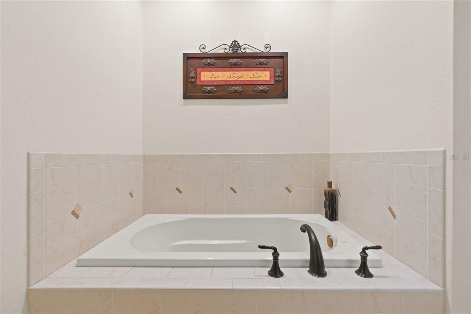 Listing photo id 26 for 5633 Nobis Circle