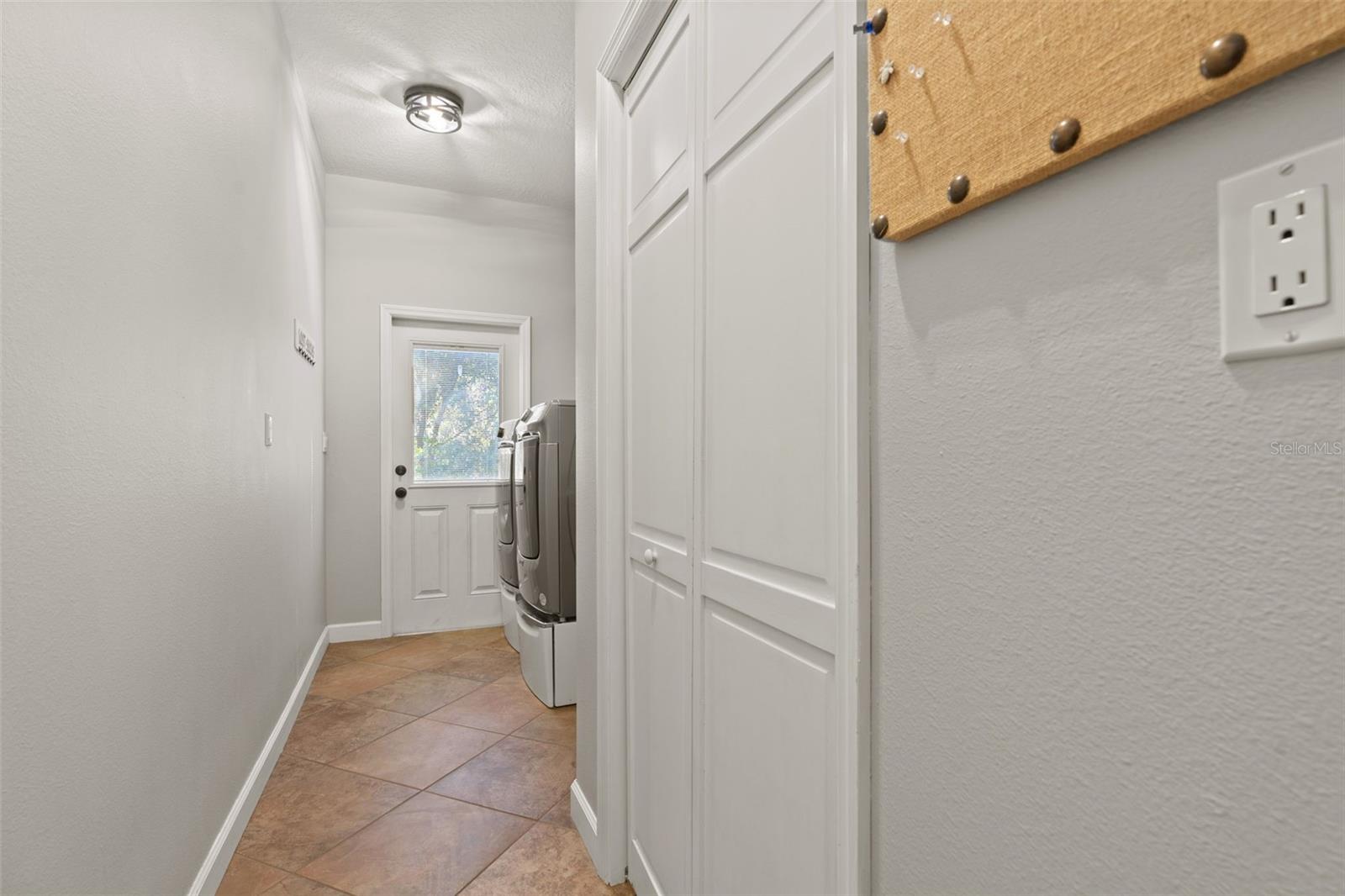 Listing photo id 36 for 5633 Nobis Circle