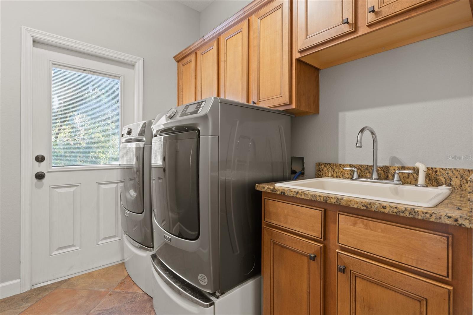 Listing photo id 37 for 5633 Nobis Circle